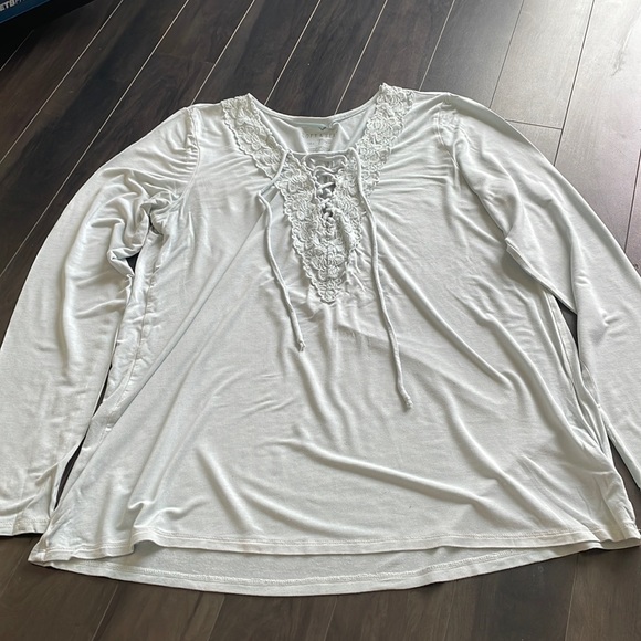 American Eagle Outfitters T-shirt - Picture 1 of 4